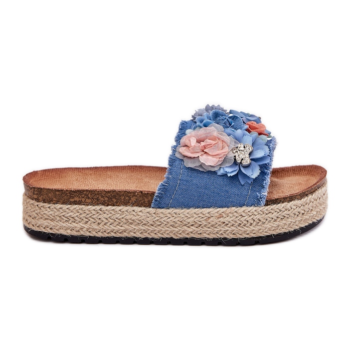 Infradito da donna sulla piattaforma con treccia e fiori blu