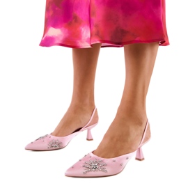 Pompe rosa con zirconi e un tacco aperto