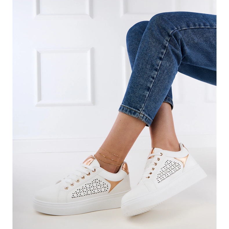 Sneaker bianche con inserti d'oro sulla piattaforma bianca