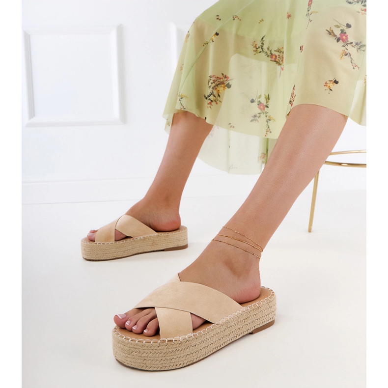 Beige espadrilles con strisce sulla piattaforma