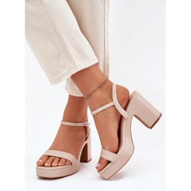 Sandali in pelle eco sul post beige