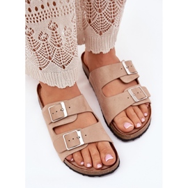 Infradito da donna sulla piattaforma di sughero beige fibbie