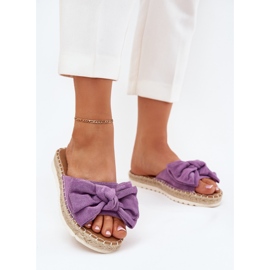 Infradito da donna sulla piattaforma con treccia e viola