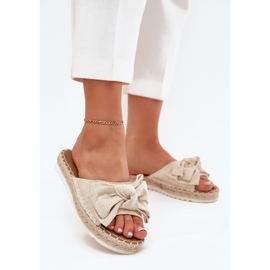Infradito da donna sulla piattaforma con intreccio e beige