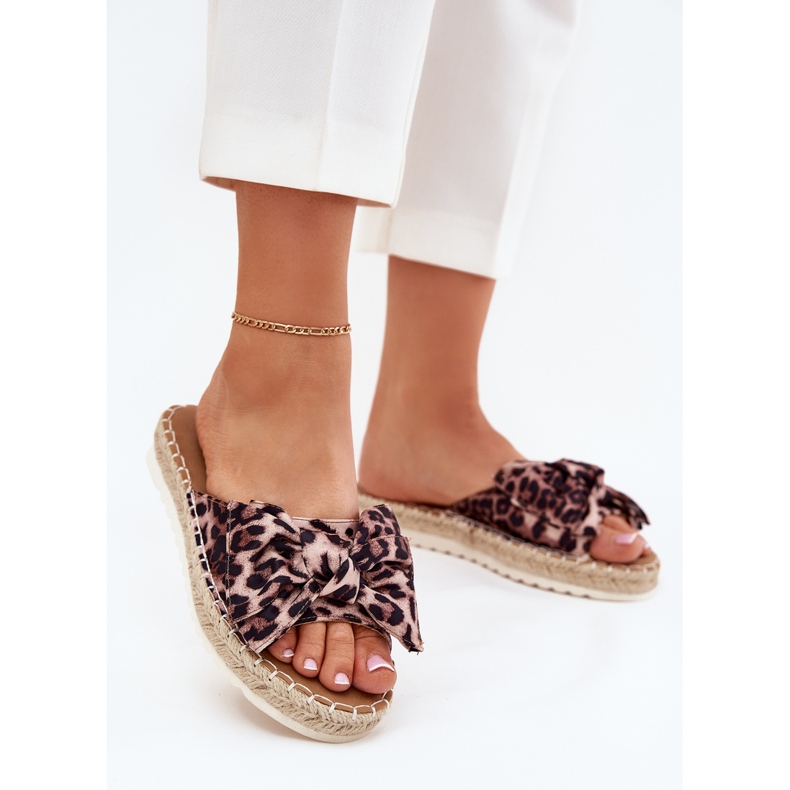 Infradito da donna sulla piattaforma con treccia e prua marrone