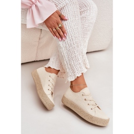 Sneaker femminili sulla piattaforma con beige intrecciata
