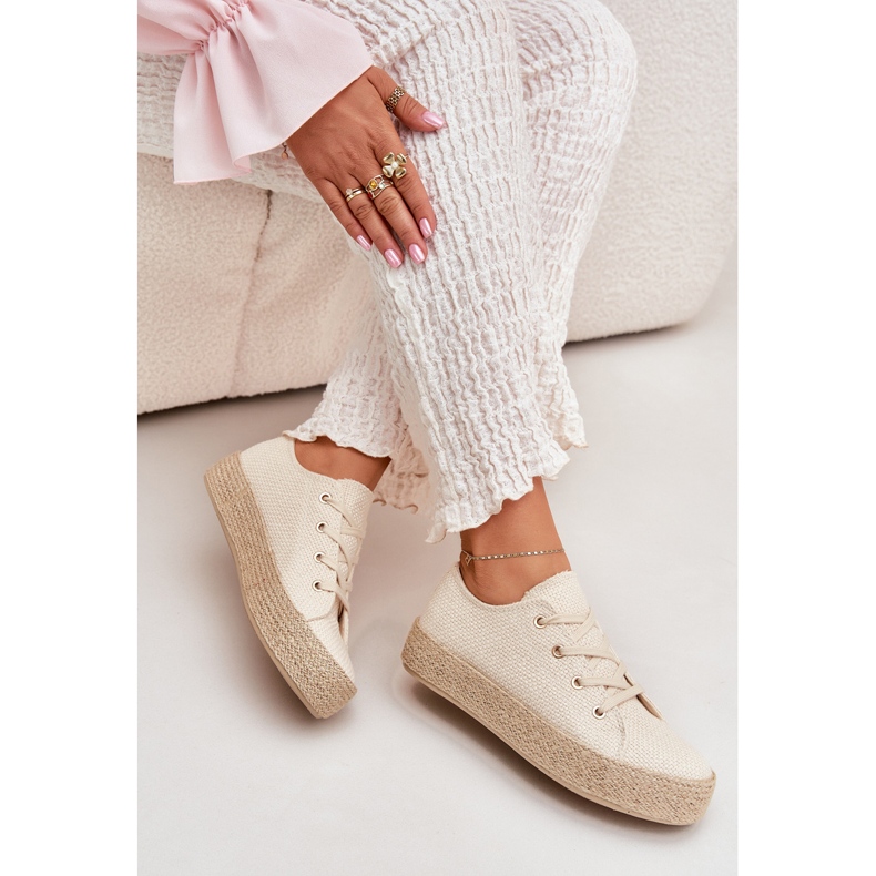 Sneaker femminili sulla piattaforma con beige intrecciata