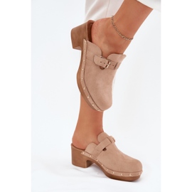 Sfrutta i tacchi da donna con una fibbia beige