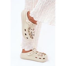 Flop di schiuma beige con spille