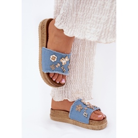 Pantofole da donna con spille dorate sulla piattaforma blu