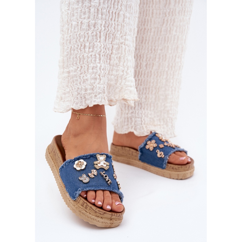 Infradito da donna con spille dorate sulla piattaforma blu navy