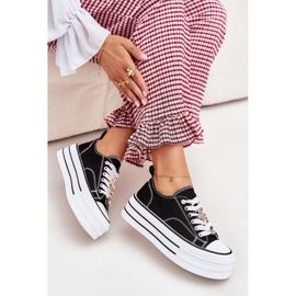 Sneaker femminili sulla piattaforma con spille dorate nere nero