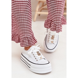 Sneaker femminili sulla piattaforma con spille dorate bianche bianca