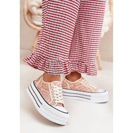 Sneaker da donna basse sulla piattaforma rosa