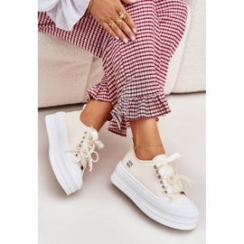 Sneaker femminili sulla piattaforma con beige di allacciatura decorativa