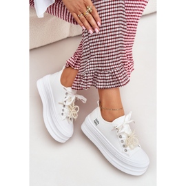 Sneaker femminili sulla piattaforma con allacciatura decorativa bianco