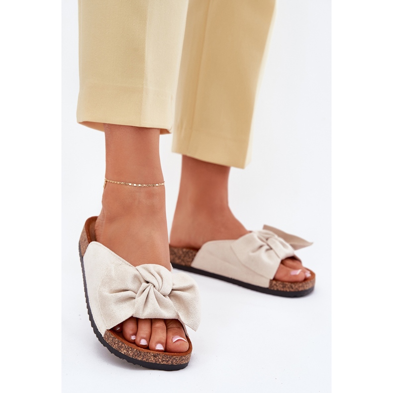 Infradito da donna sulla suola di sughero con prua beige