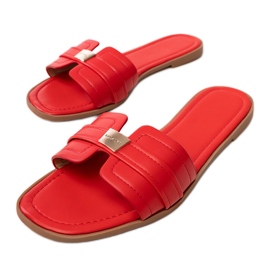 Pantofole da donne rosse con un ornamento sulla cintura rosso