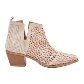 Tacchi alti delle donne aperte con ritagli e trecce beige luminose