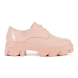 Scarpe intrecciate dipinte sulla piattaforma rosa