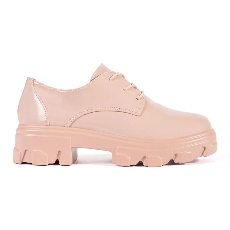 Scarpe intrecciate dipinte sulla piattaforma rosa