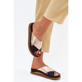 Flip in pelle femminile sulla piattaforma Maciejka L4986-25 oro-nero