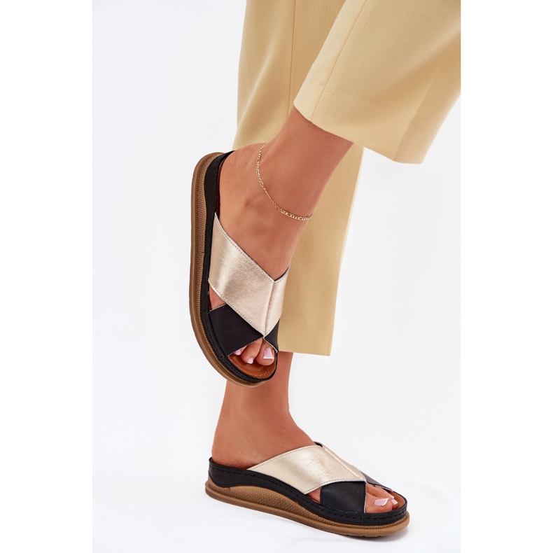 Flip in pelle femminile sulla piattaforma Maciejka L4986-25 oro-nero
