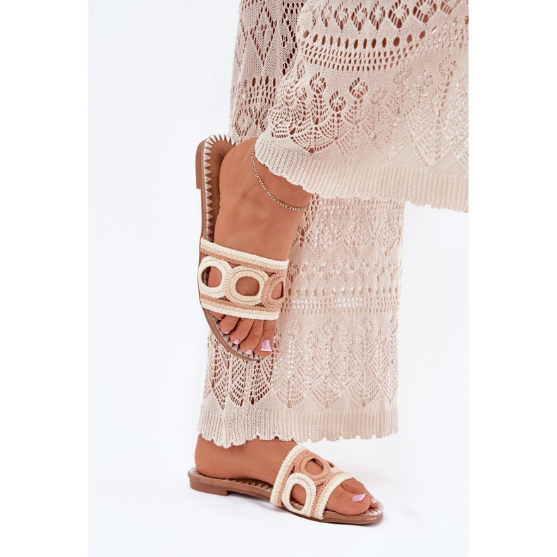 Tacchi piatti delle donne all'uncinetto beige