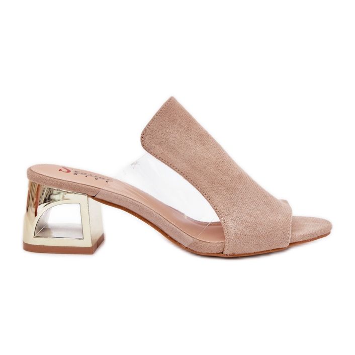 Le pantofole da donna su un post d'oro beige