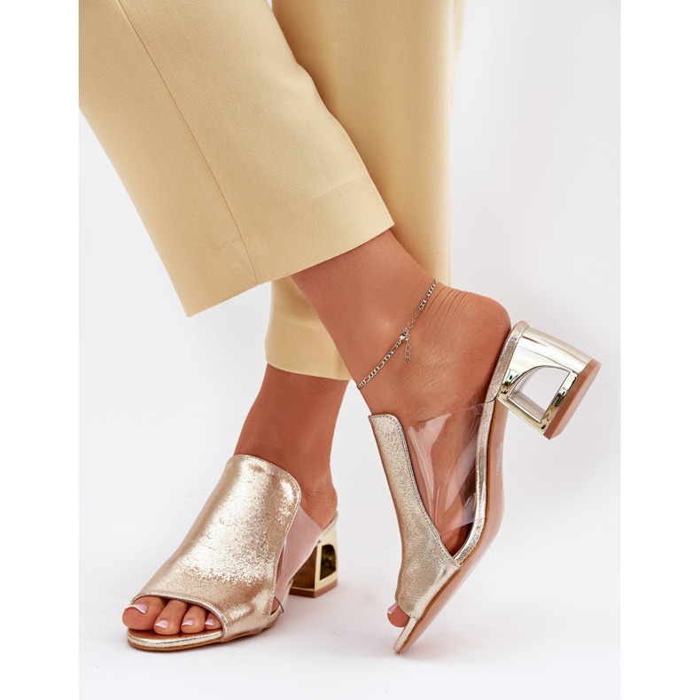 Infradito da donna sul Golden Post d'oro