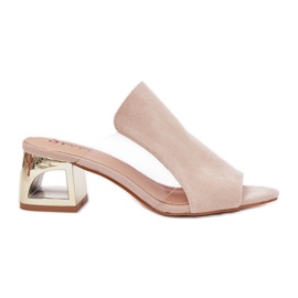 Infradito da donna sul beige della luce del pilastro dorato