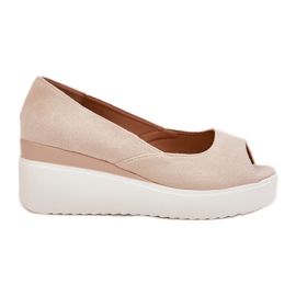 Sandali da donna per un cuneo con ecologio in pelle scamosciata beige