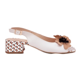 Sandali in pelle da donna su un blocco con un fiore decorativo Laura Messi 2973 Bianco bianca