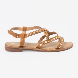 Sandali piatti caramellati con borchie beige