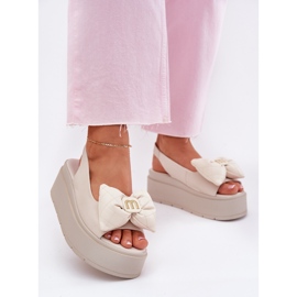 Sandali in pelle femminile sulla piattaforma con Chebello 4641 beige