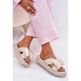 Flip in pelle femminile sulla piattaforma con Chebello 4647 beige