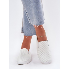 Sneaker da donna in pelle ecologica con l'iscrizione bianca