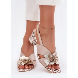 Sandali in pelle femminile sul post di fiori di beige di Laura Messi 2950