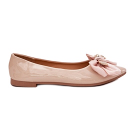Ballerine dipinte con un arco e una spilla dorata beige