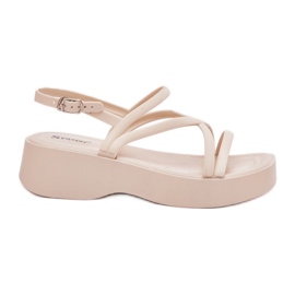 Sandali femminili sulla piattaforma con strisce di cuscinetti leggeri beige