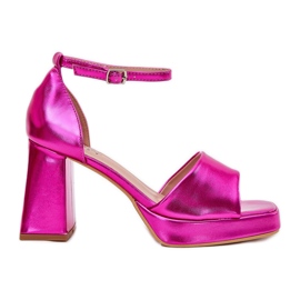 Sandali femminili dipinti sul post Fucsia rosa