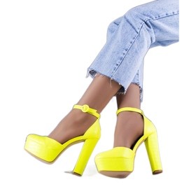 Pompe del neon giallo su un post di gioia ad alta gioia