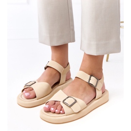 Sandali beige con una fibbia sulla barra dei mirkas