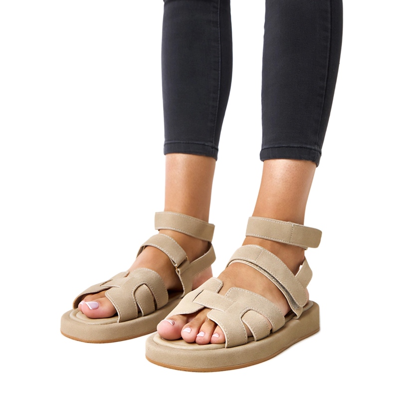 Sandali beige scuri fissati con cubetti di maimuna verde