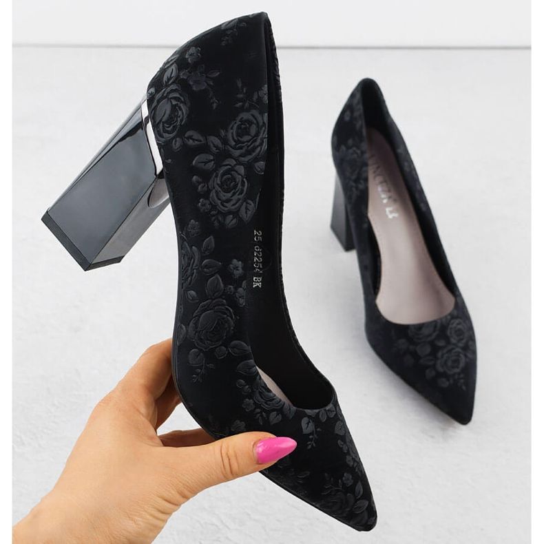 Pompe da donna con fiori sul Black Vinceza 62254 Post nero