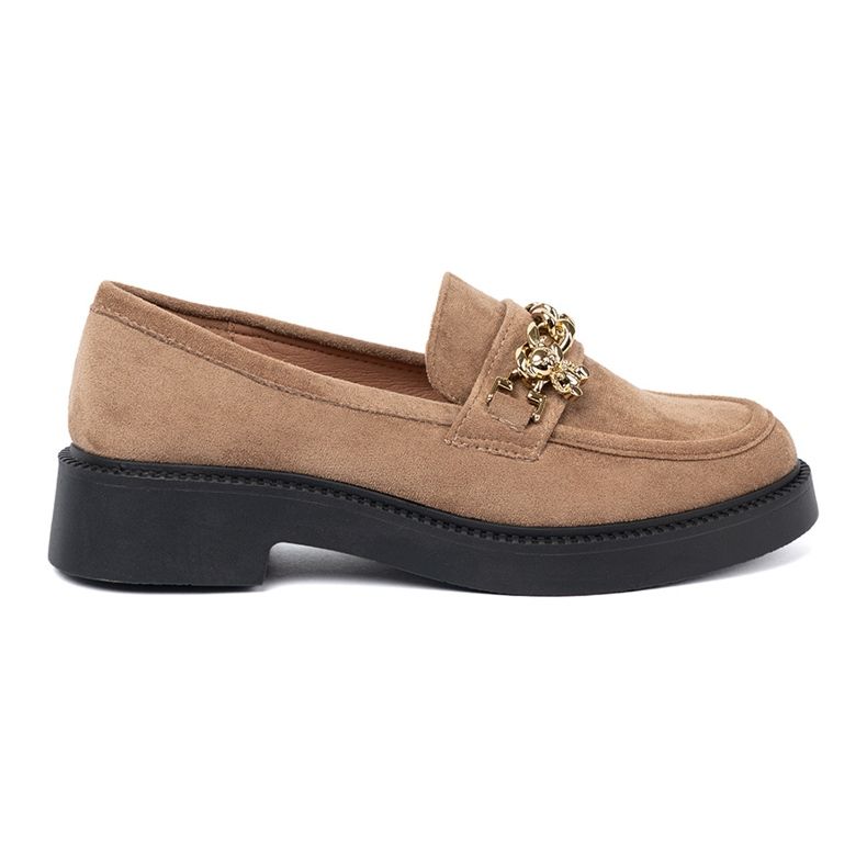 Shelvt Mocassini beige con una catena d'oro.