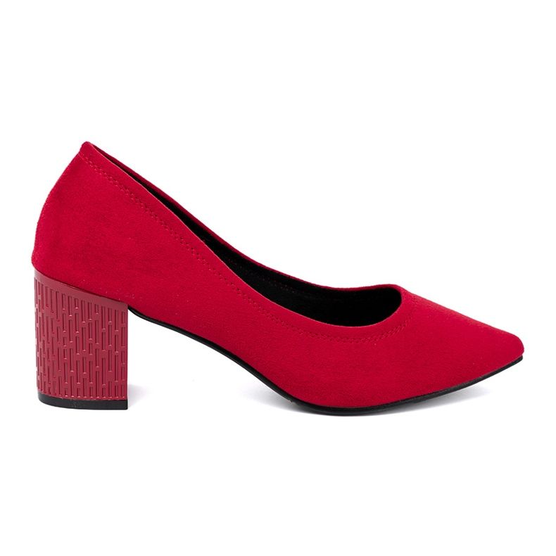 Goodin Eleganti pompe su un post decorativo rosso