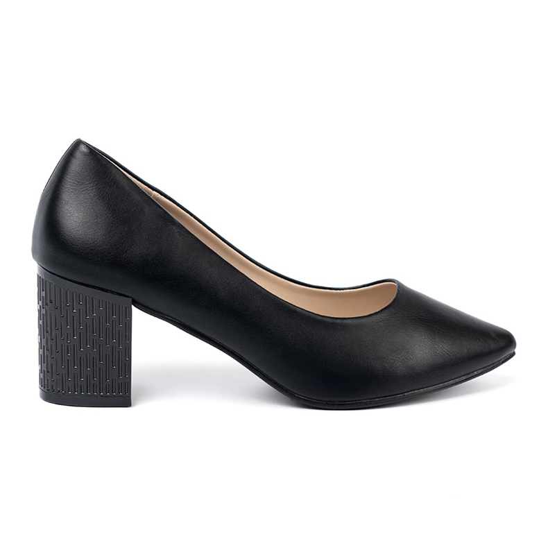 Goodin Pompe nere su un post spettacolare nero