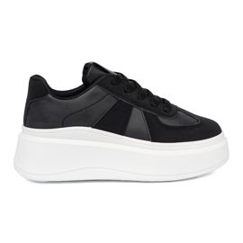 Shelvt Sneaker nere classiche su una suola spessa nero