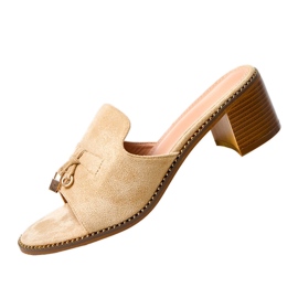 BEIGE FLIP -FLOPS sull'ornamento di betulla